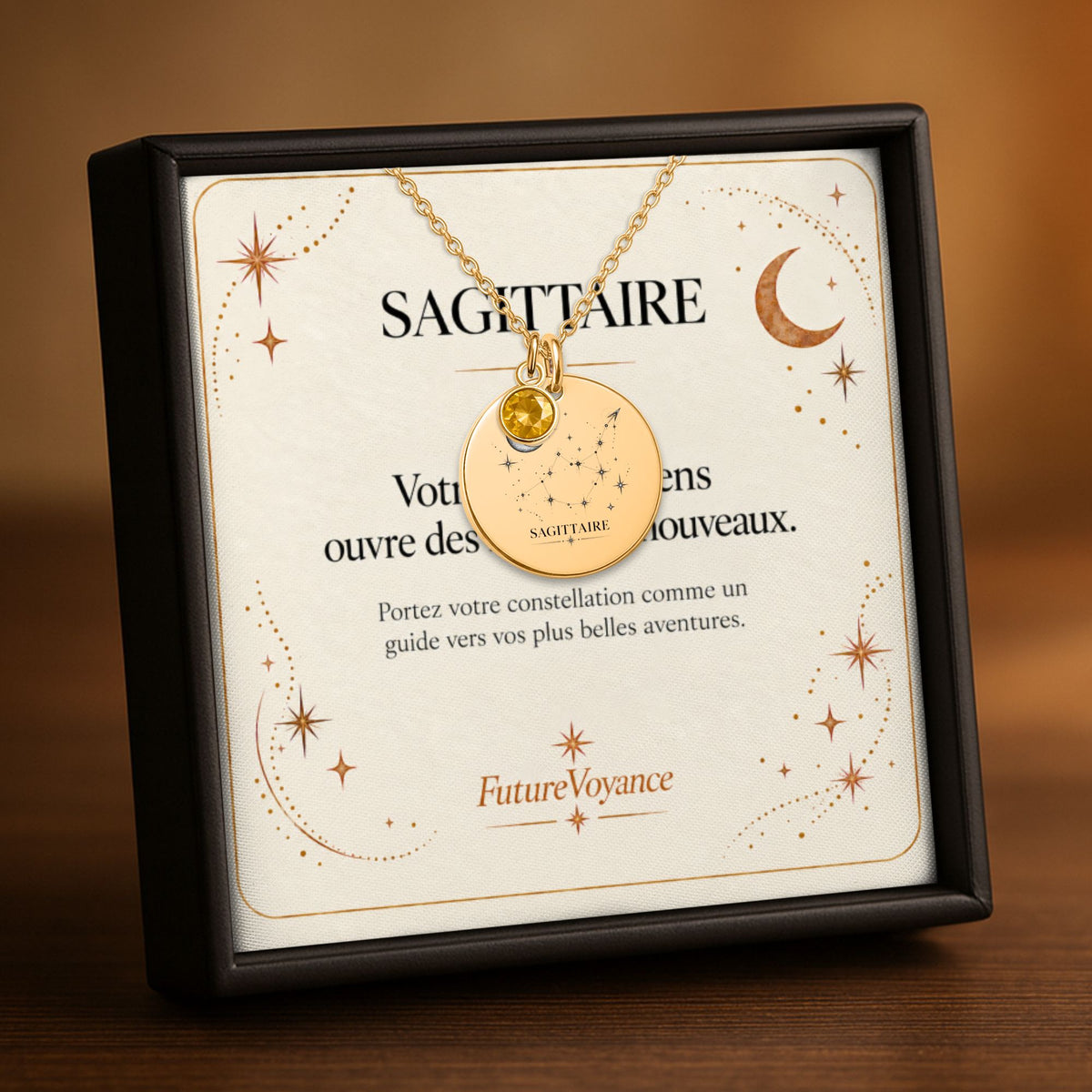 Collier constellation Sagittaire personnalisé avec pierre de naissance, présenté dans son coffret avec la carte-message Sagittaire