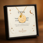 Collier constellation Lion personnalisé avec pierre de naissance, présenté dans son coffret avec la carte-message Lion