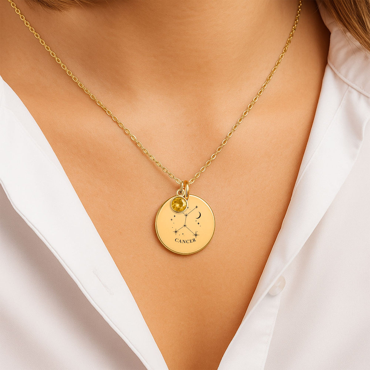 Collier constellation Cancer porté : médaille ronde et pierre de naissance sur chaîne dorée