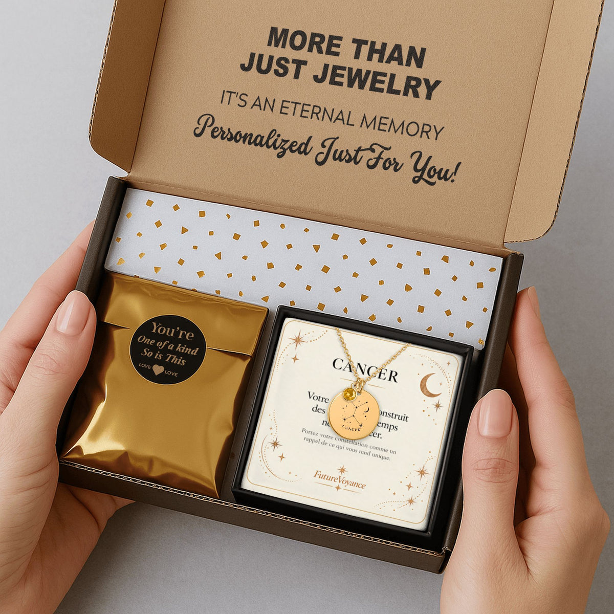 Coffret cadeau ouvert contenant un bijou personnalisé