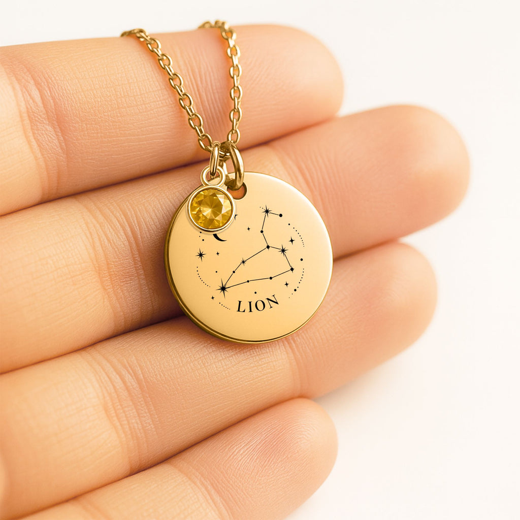 Médaille ronde gravée de la constellation Lion, tenue dans la main, avec pierre de naissance