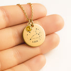 Médaille ronde gravée de la constellation Lion, tenue dans la main, avec pierre de naissance