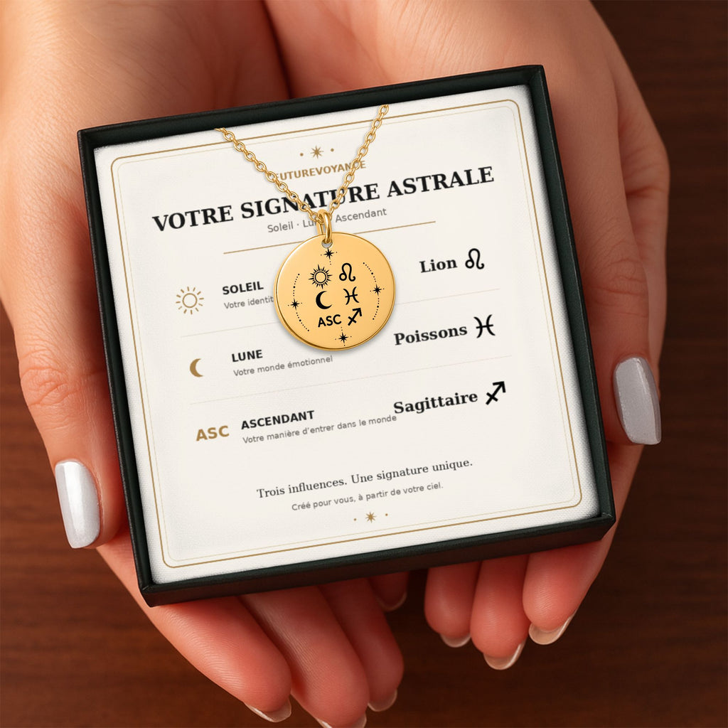 Collier Signature Astrale dans son coffret avec carte, tenu à la main