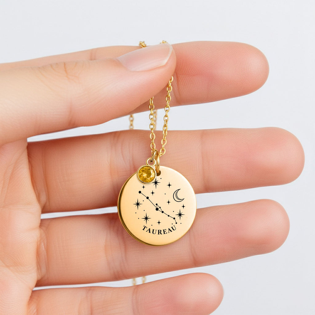 Collier constellation Taureau tenu entre les doigts, médaille ronde gravée et pierre de naissance
