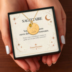 Collier constellation Sagittaire dans son coffret avec carte-message, tenu à la main