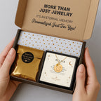 Coffret cadeau ouvert contenant un bijou personnalisé