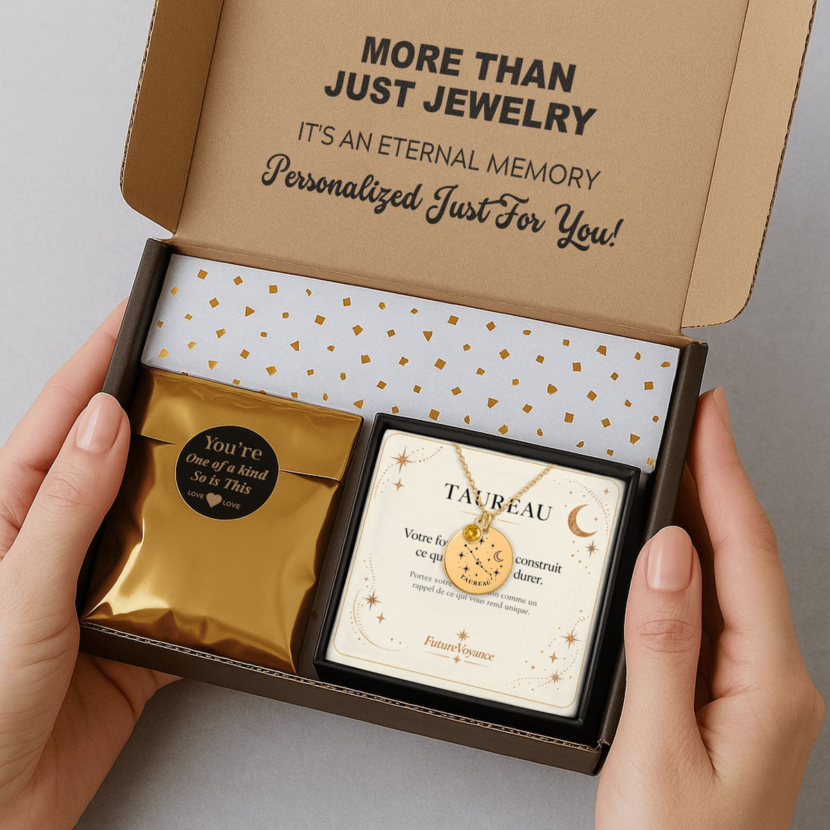 Coffret cadeau ouvert contenant un bijou personnalisé