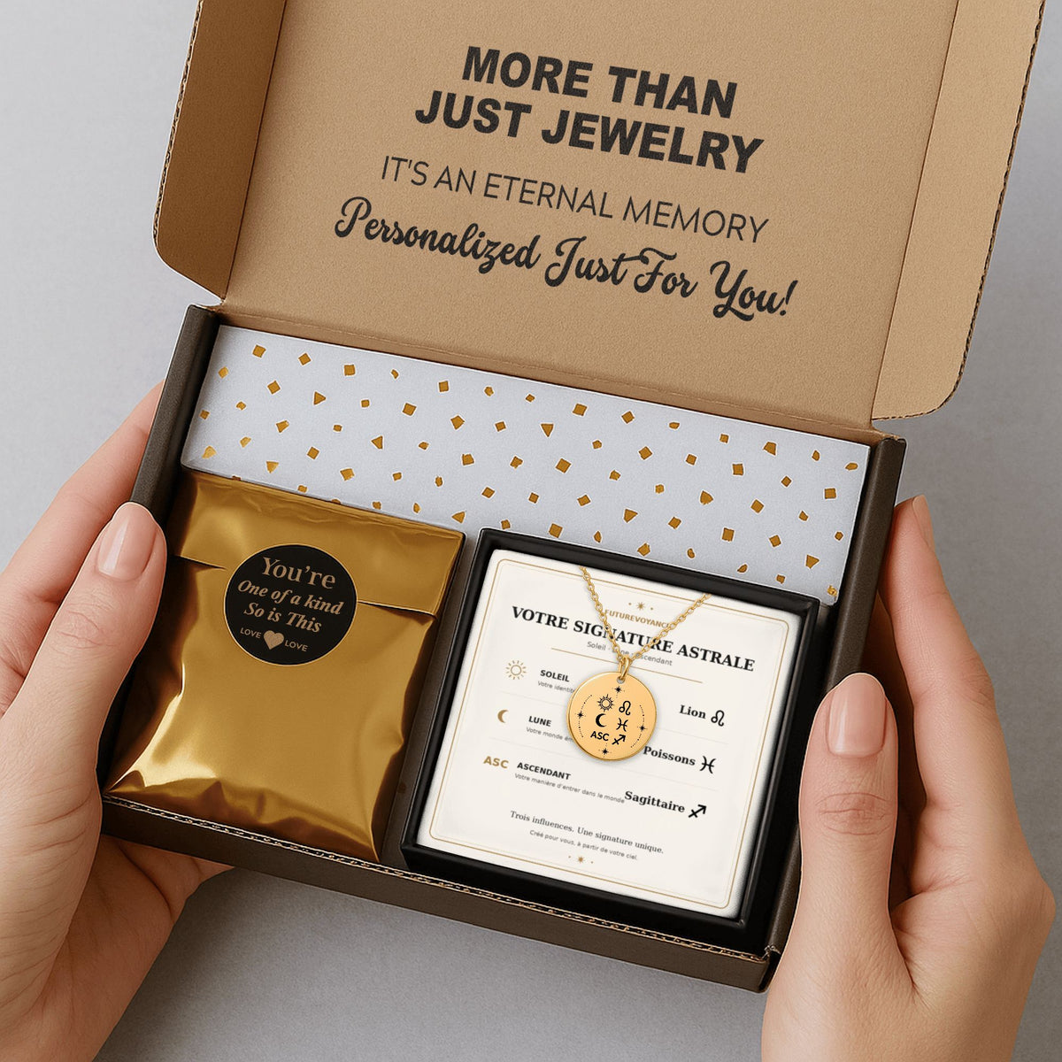 Coffret cadeau ouvert contenant un bijou personnalisé