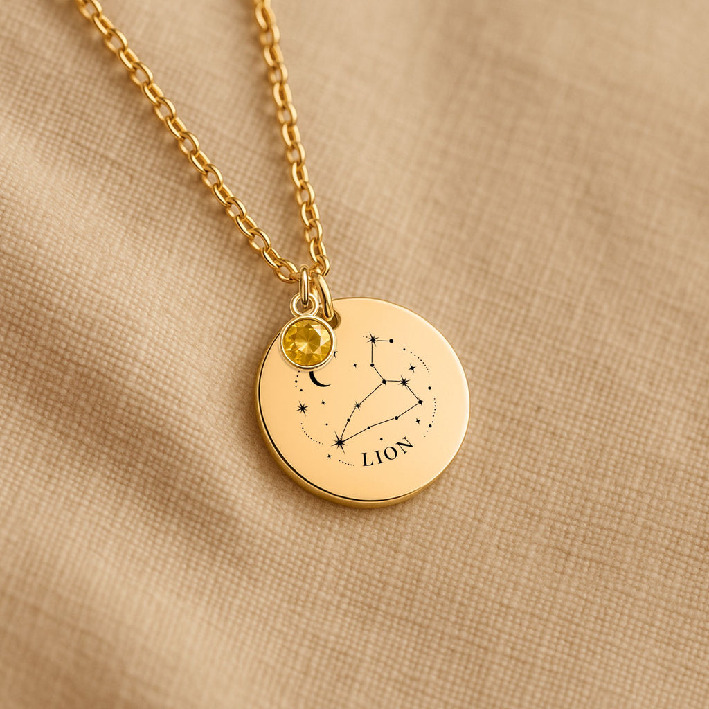 Détail de la médaille constellation Lion et de sa chaîne sur un tissu beige